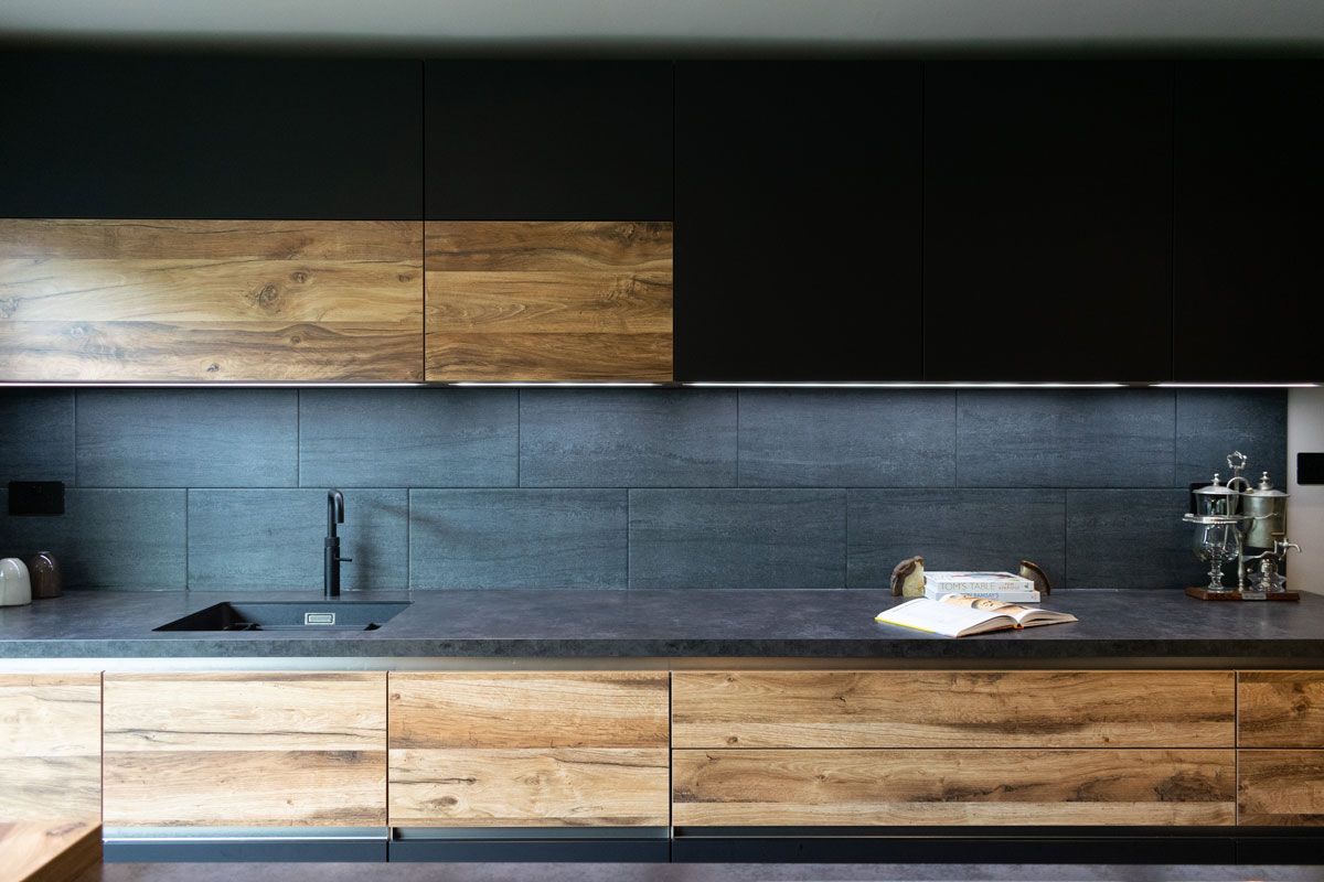 a-black-and-wood-kitchen-design-by-Flippa-Interiors-Oxfordshire