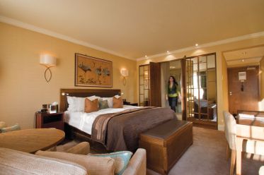 luxury hotel bedrooms suite