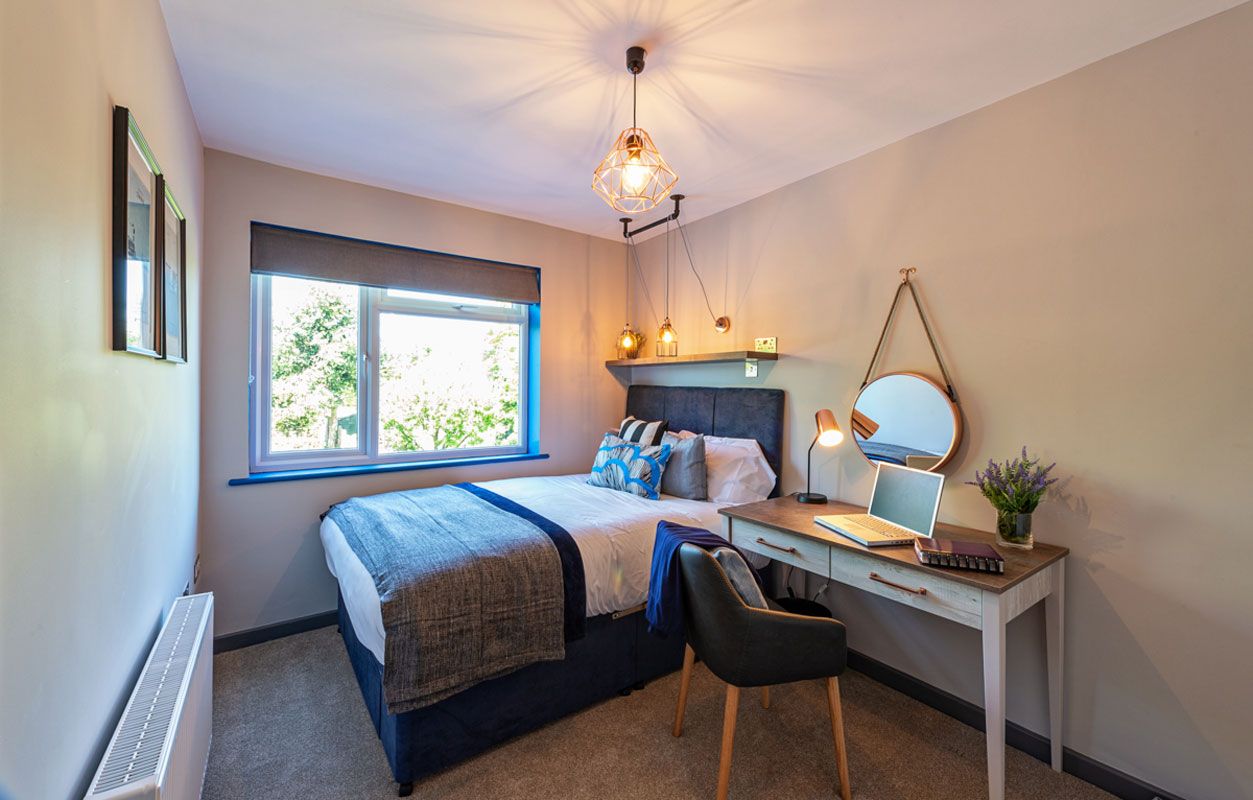 blue-interior-deign-scheme-for-bedroom